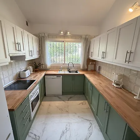 Charming 3-bed In Calahonda - Suiza Villa Sitio de Calahonda