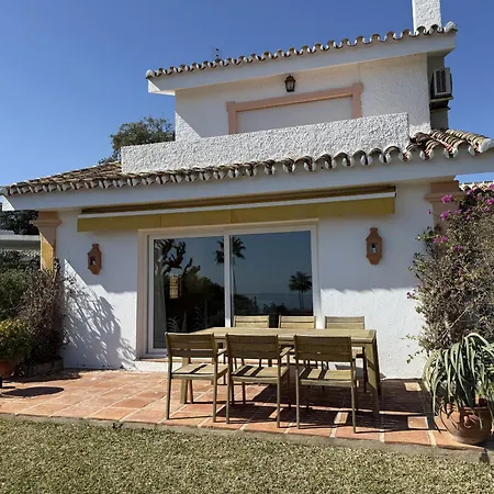 Charming 3-bed In Calahonda - Suiza Villa Sitio de Calahonda